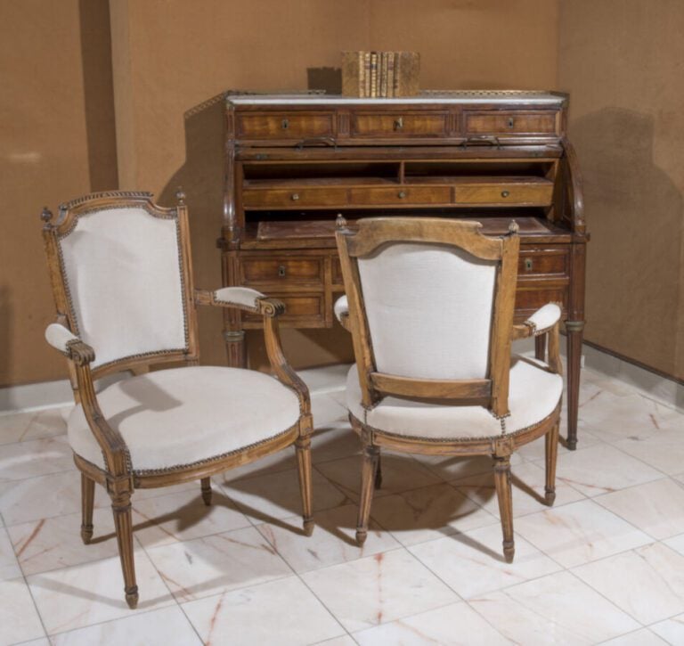 Paire de fauteuils à dossier chapeau de gendarme en cabriolet en hêtre mouluré…