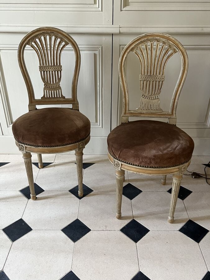 Paire de fauteuils à dossier fer à cheval ajouré d'une gerbe de blé en bois laq…
