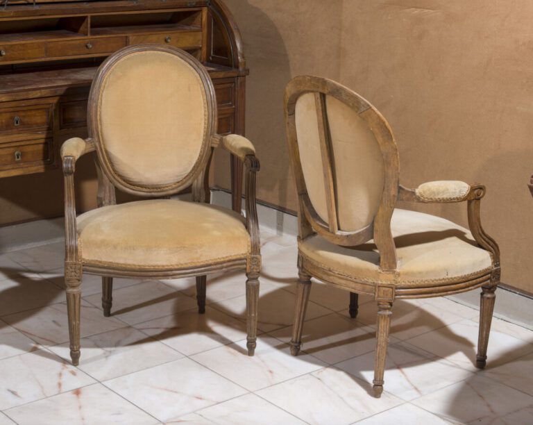 Paire de fauteuils à dossier médaillon en cabriolet en bois mouluré et sculpté.…