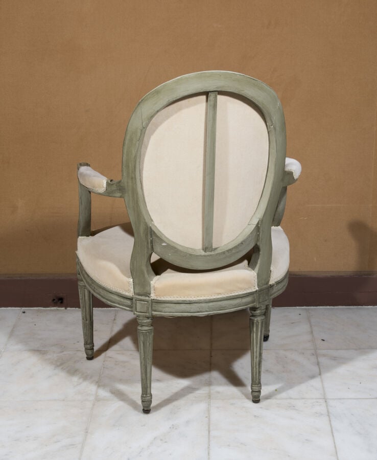 Paire de fauteuils à dossier médaillon en cabriolet en bois relaqué gris moulur…
