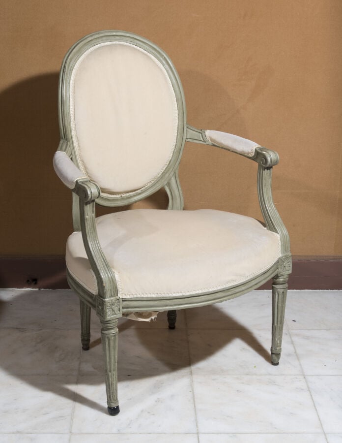 Paire de fauteuils à dossier médaillon en cabriolet en bois relaqué gris moulur…