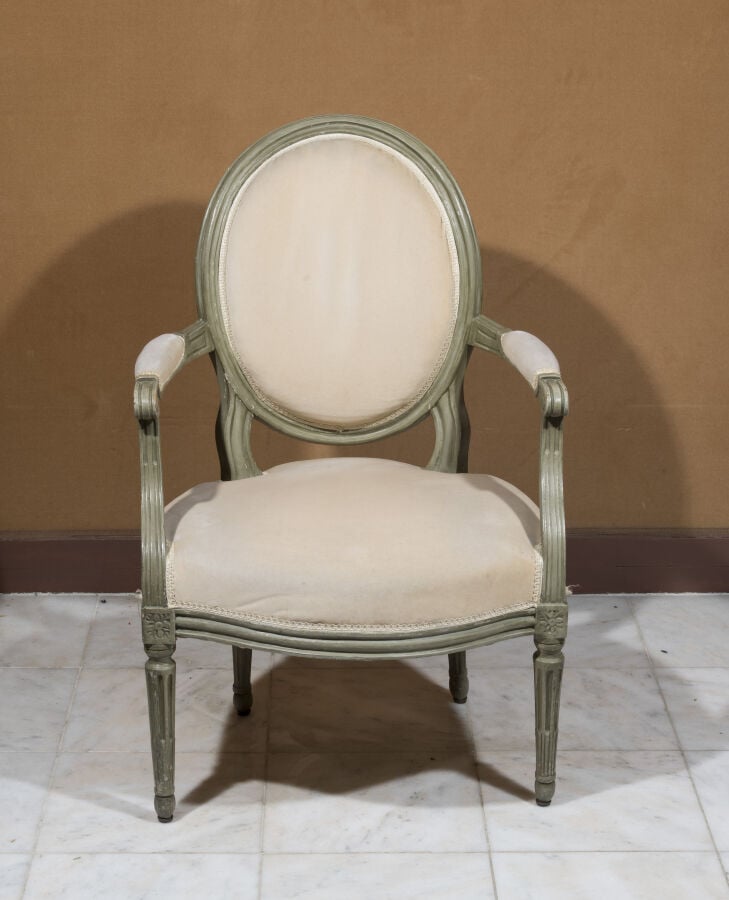 Paire de fauteuils à dossier médaillon en cabriolet en bois relaqué gris moulur…