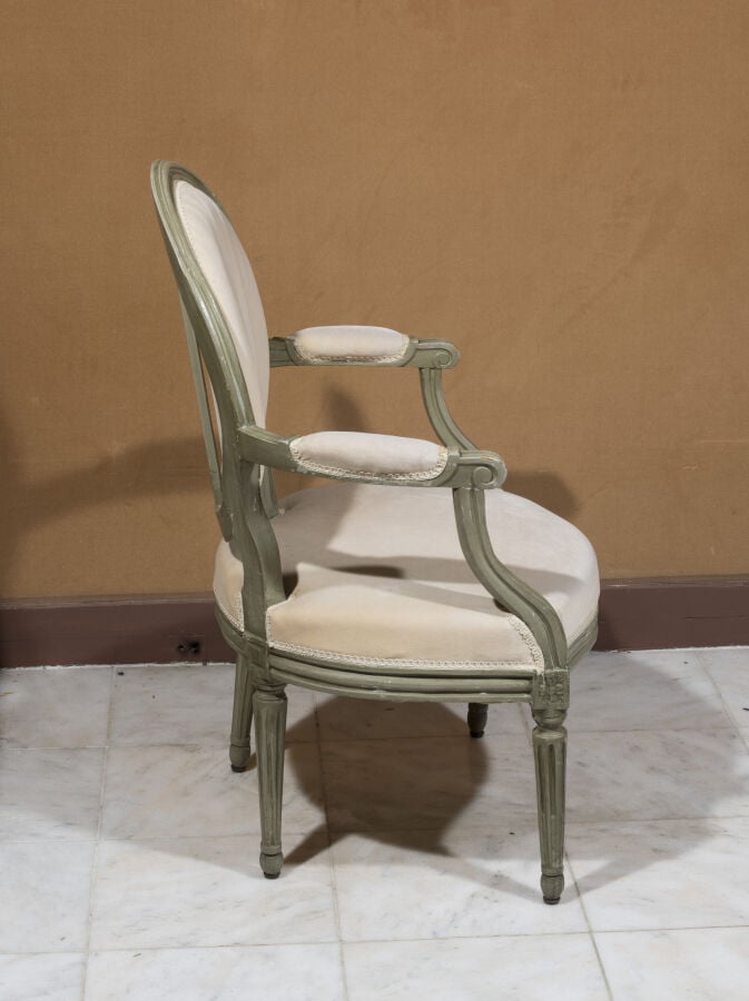 Paire de fauteuils à dossier médaillon en cabriolet en bois relaqué gris moulur…