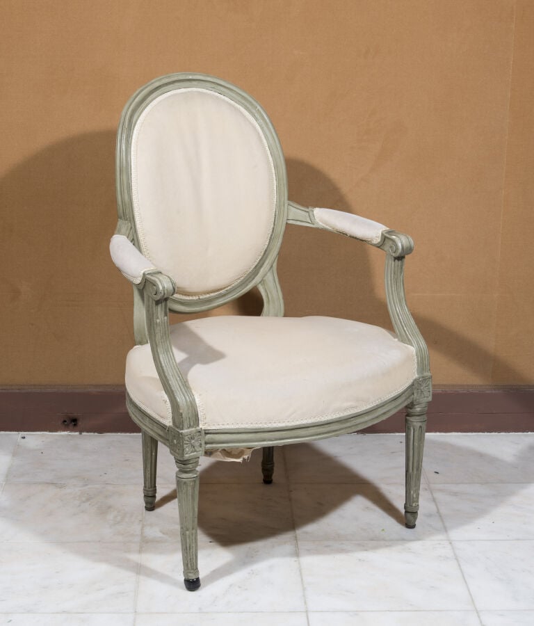 Paire de fauteuils à dossier médaillon en cabriolet en bois relaqué gris moulur…
