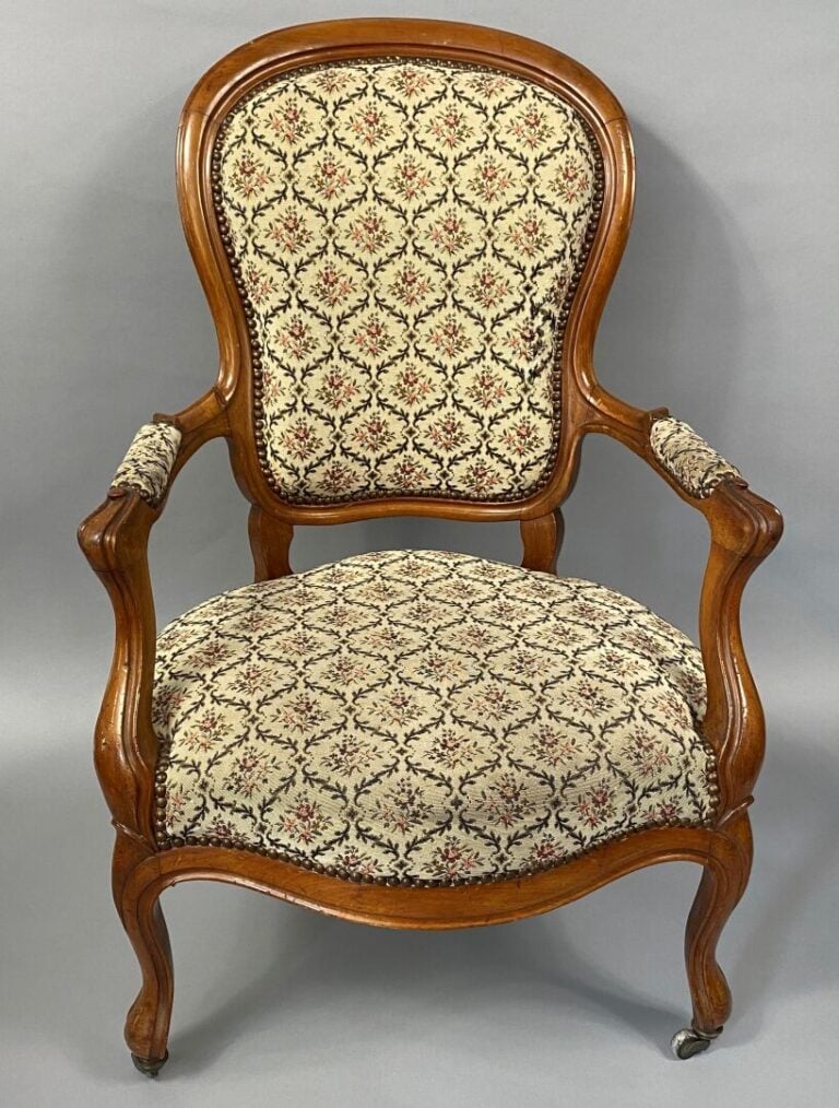 Paire de fauteuils à haut dossier en bois mouluré, pieds galbés sur roulettes -…