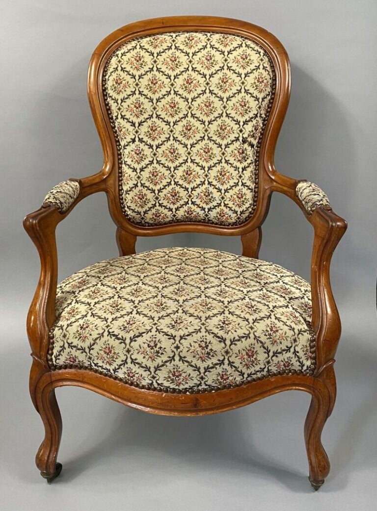 Paire de fauteuils à haut dossier en bois mouluré, pieds galbés sur roulettes -…
