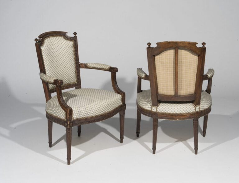 Paire de fauteuils en bois naturel à dossier chapeau de gendarme sculpté de feu…