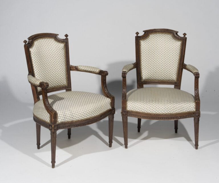 Paire de fauteuils en bois naturel à dossier chapeau de gendarme sculpté de feu…
