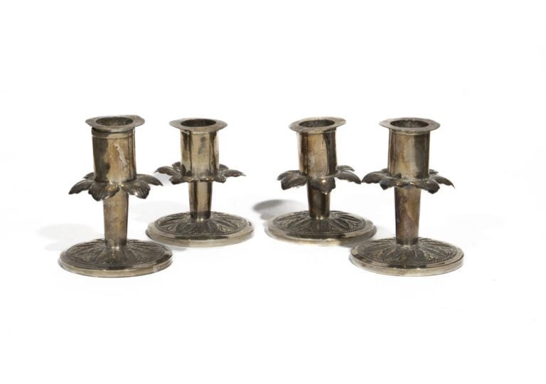Paire de flambeaux en bronze réargenté à décor cannelé de style Louis XVI.(Haut…
