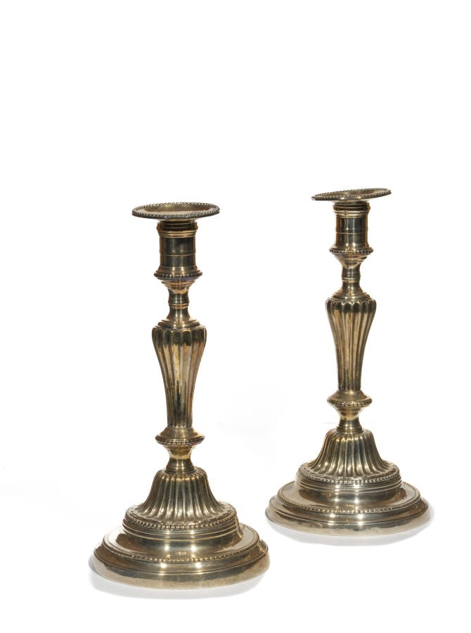 Paire de flambeaux en bronze réargenté à décor cannelé de style Louis XVI.(Haut…