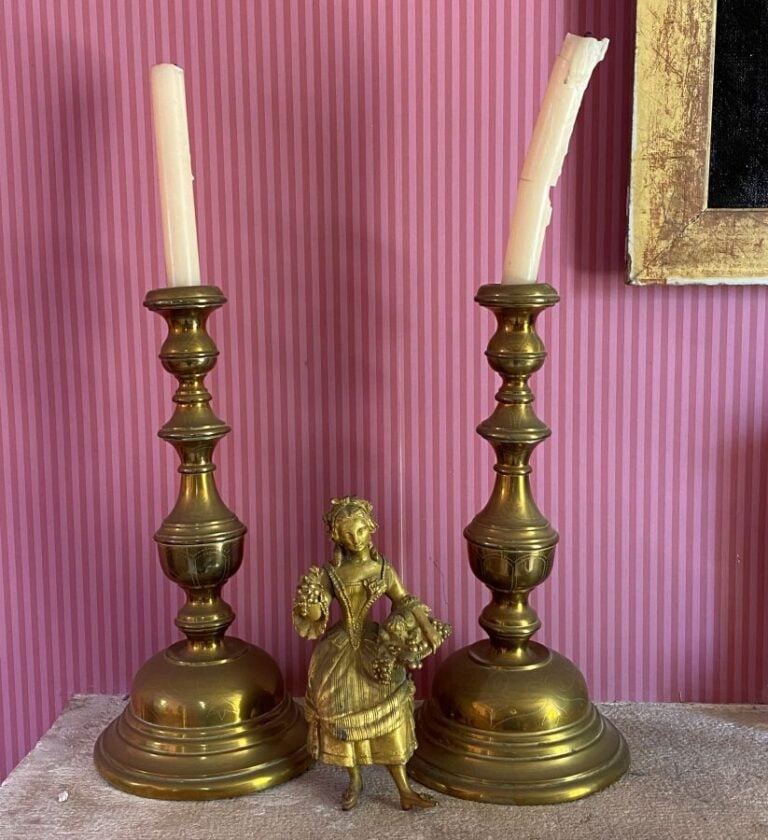 Paire de flambeaux en laiton doré (Hauteur : 31 cm). - On y joint une petite fi…
