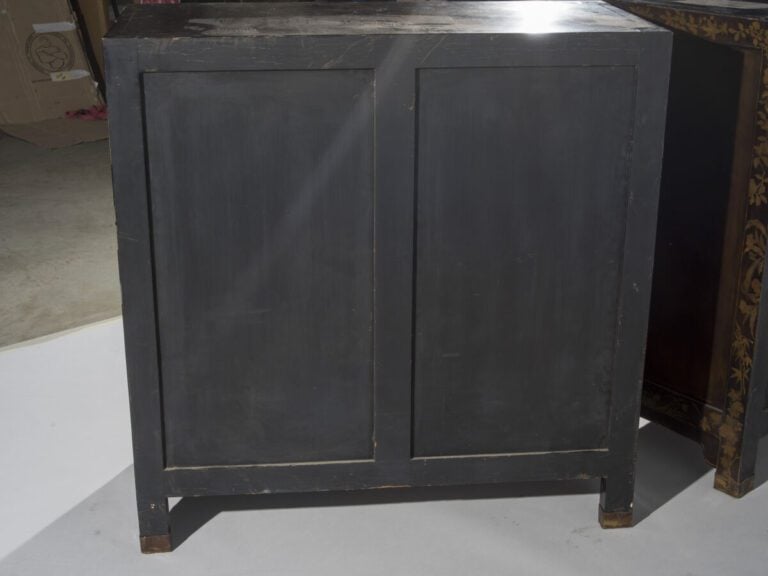 Paire de meubles à hauteur d'appui en bois laqué à décor de paysages et calligr…