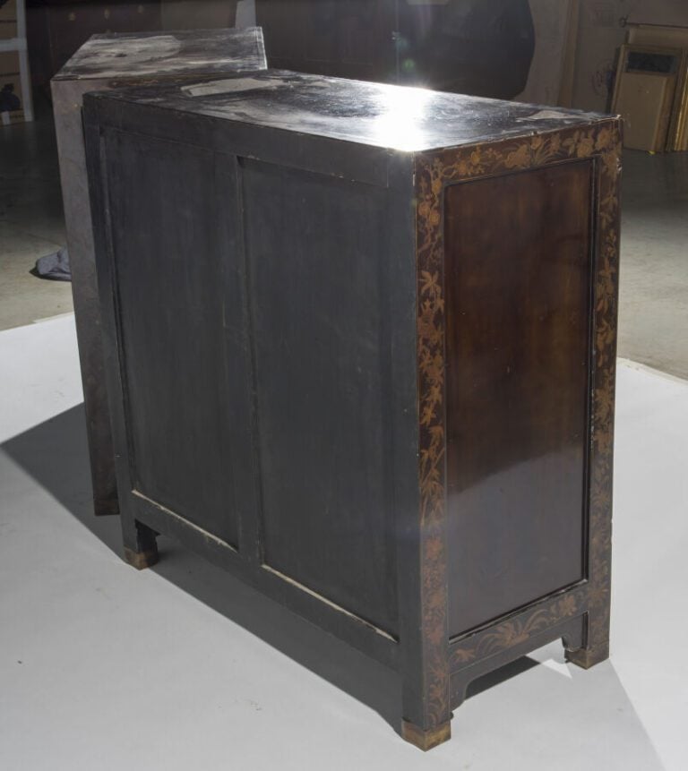 Paire de meubles à hauteur d'appui en bois laqué à décor de paysages et calligr…