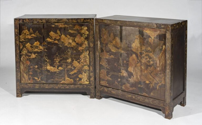 Paire de meubles à hauteur d'appui en bois laqué à décor de paysages et calligr…