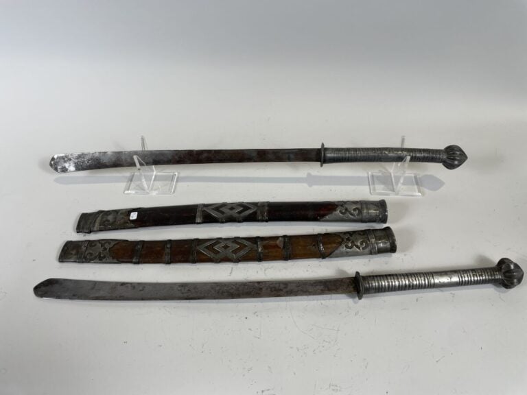 Paire de sabres en acier ; les fourreaux en bois avec motifs en acier . Empire…