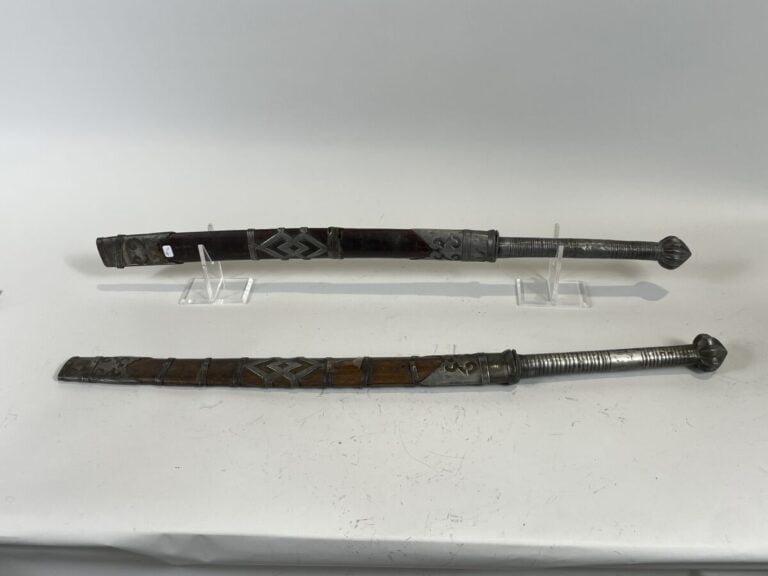 Paire de sabres en acier ; les fourreaux en bois avec motifs en acier . Empire…