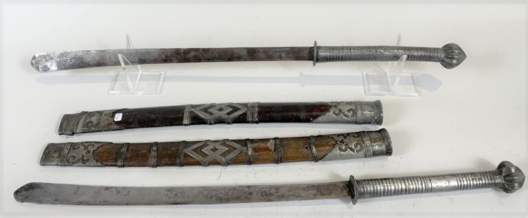 Paire de sabres en acier ; les fourreaux en bois avec motifs en acier . Empire…