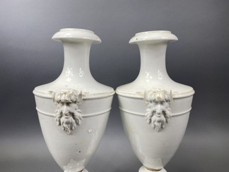 Paire de vases balustre en porcelaine émaillée blanche, les anses ornées d'un m…