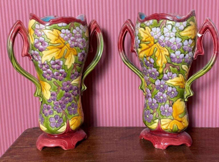 Paire de vases de la manufacture Longchamp, à décor fleuri polychrome marqué « …