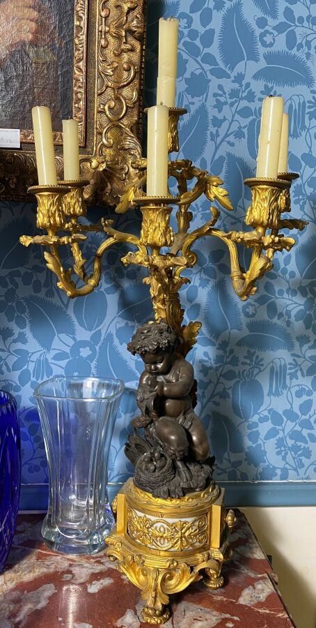 Paires de Candélabres à six lumières en Bronze ciselé patiné et doré, à décor d…