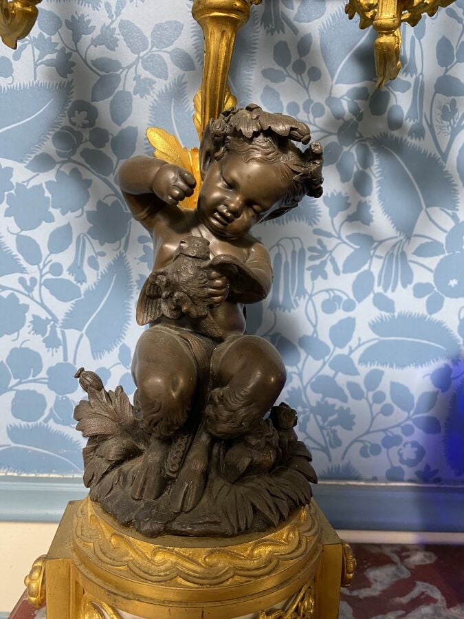 Paires de Candélabres à six lumières en Bronze ciselé patiné et doré, à décor d…