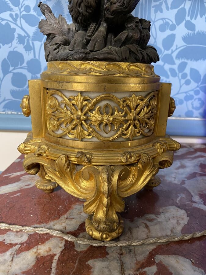 Paires de Candélabres à six lumières en Bronze ciselé patiné et doré, à décor d…