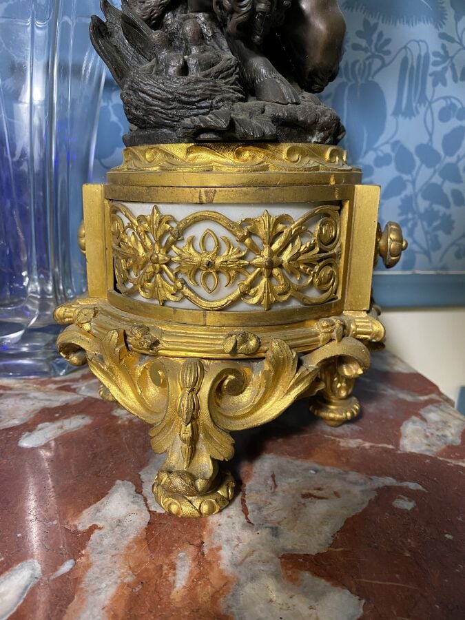 Paires de Candélabres à six lumières en Bronze ciselé patiné et doré, à décor d…
