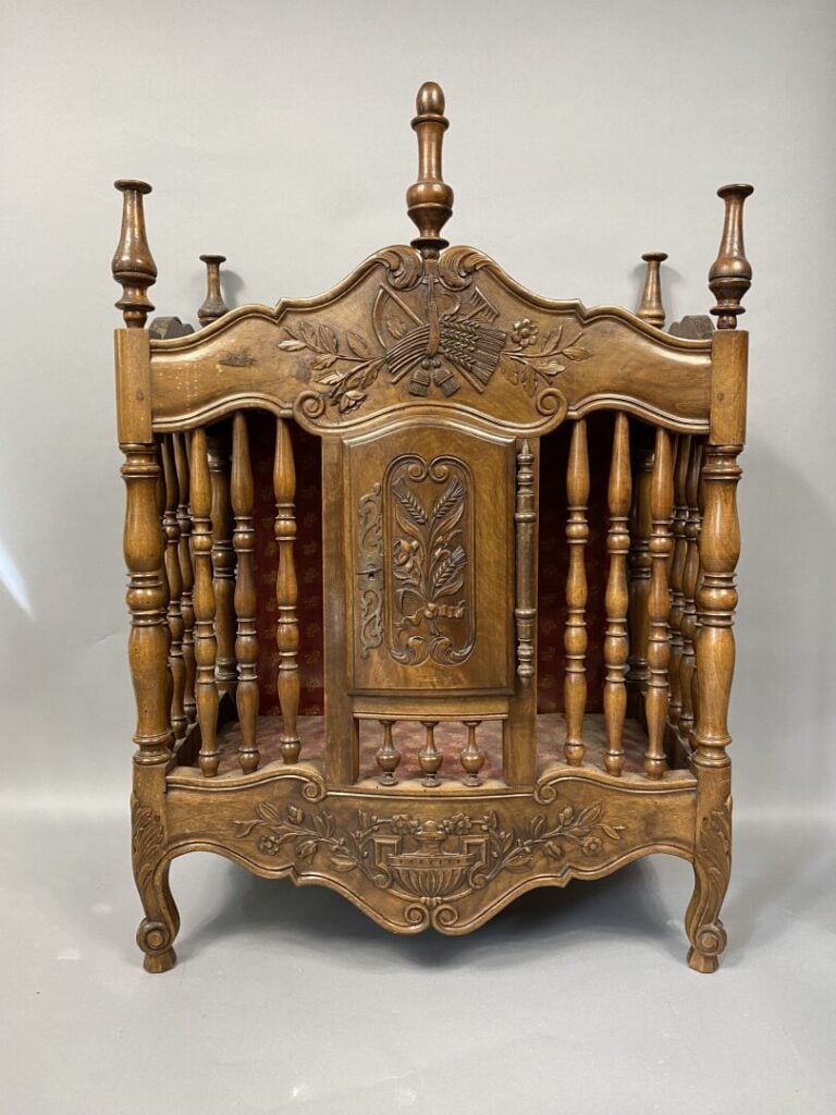 Pannetière en noyer mouluré et sculpté d'une cassolette, épis de blé, motifs fl…