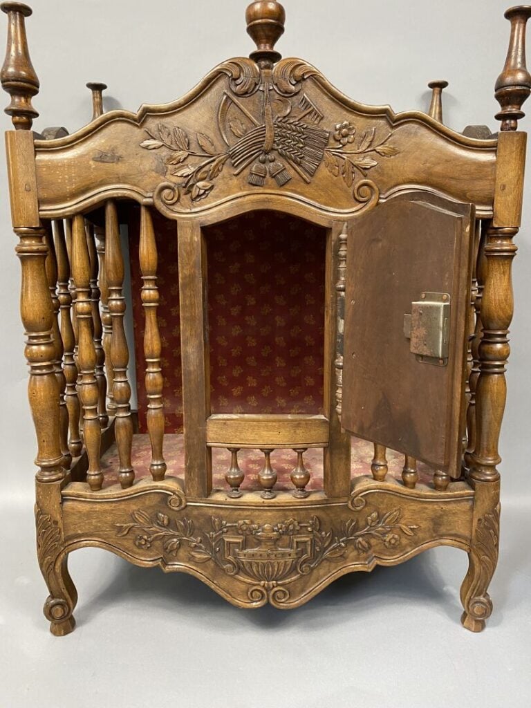 Pannetière en noyer mouluré et sculpté d'une cassolette, épis de blé, motifs fl…