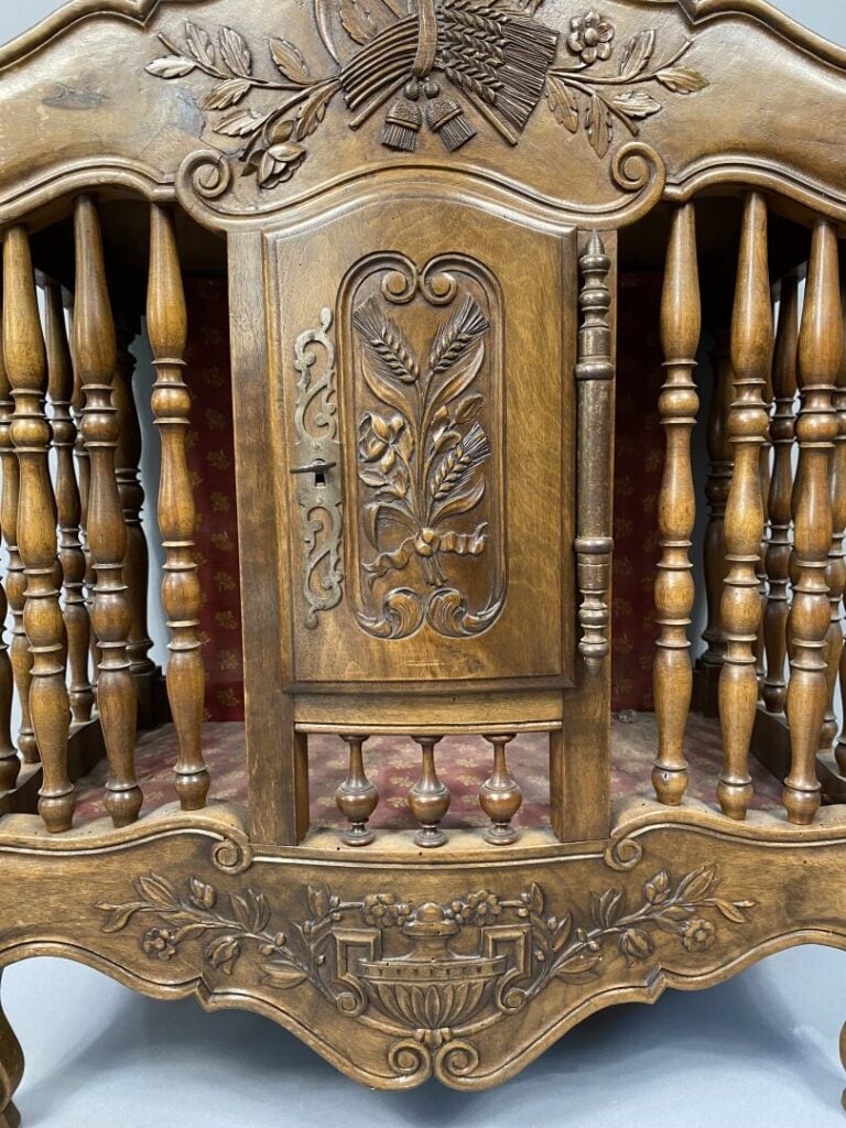 Pannetière en noyer mouluré et sculpté d'une cassolette, épis de blé, motifs fl…