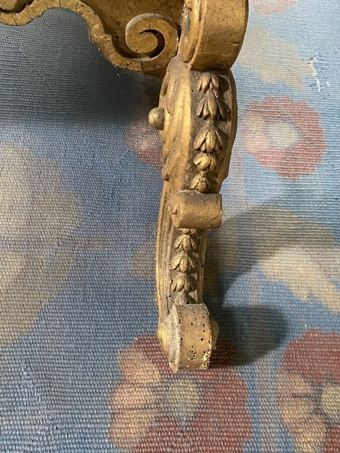 Paravent à trois feuilles en bois sculpté et doré, les feuilles à décor de gran…