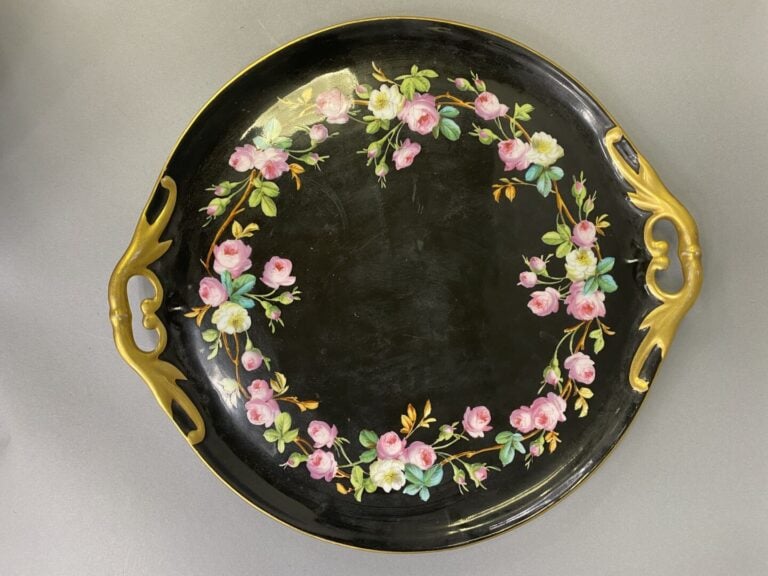 PARIS - Service tête à tête en porcelaine polychrome à décor de guirlandes fleu…