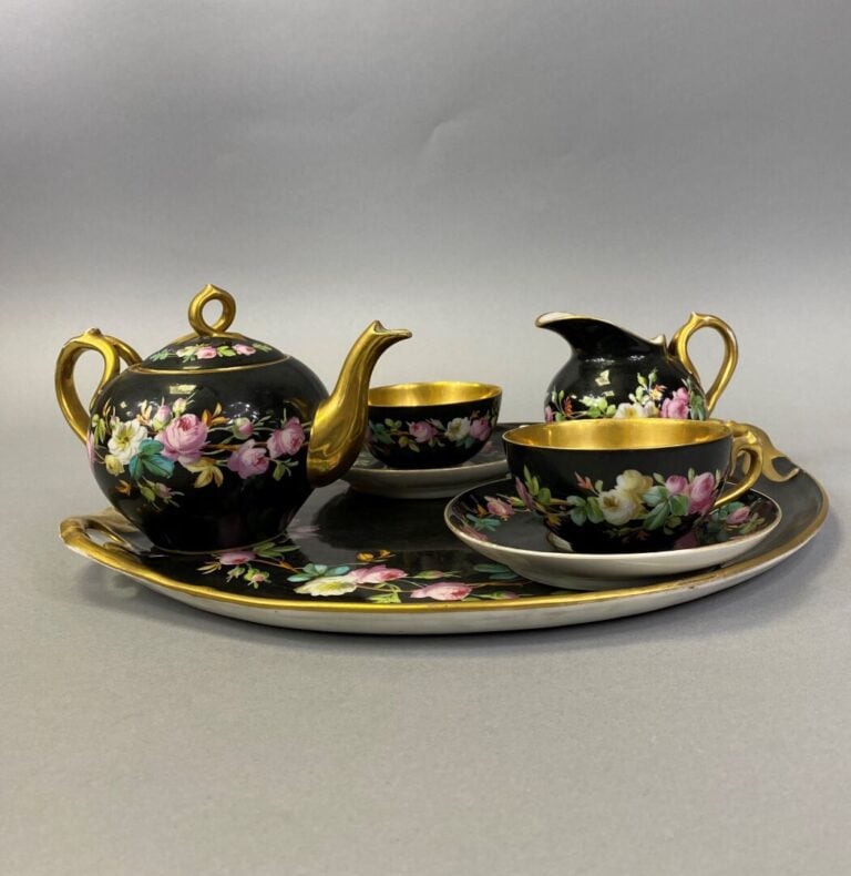 PARIS - Service tête à tête en porcelaine polychrome à décor de guirlandes fleu…