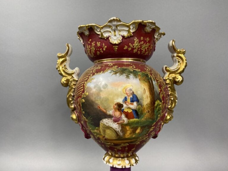 PARIS - Vase à panse ovoïde sur piédouche en porcelaine polychrome à décor de s…
