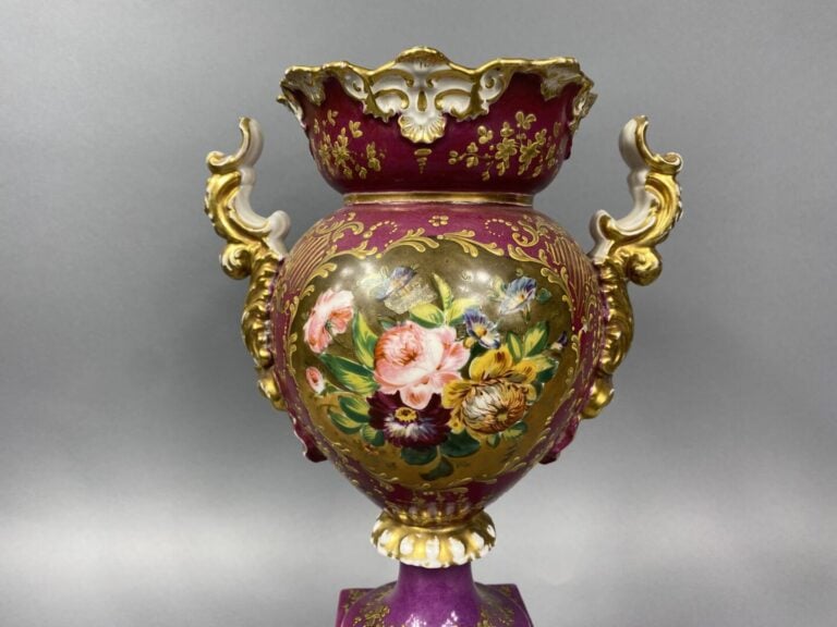 PARIS - Vase à panse ovoïde sur piédouche en porcelaine polychrome à décor de s…