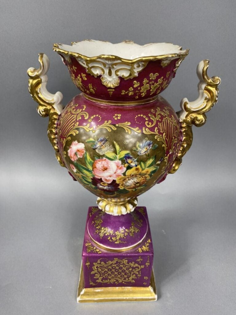 PARIS - Vase à panse ovoïde sur piédouche en porcelaine polychrome à décor de s…