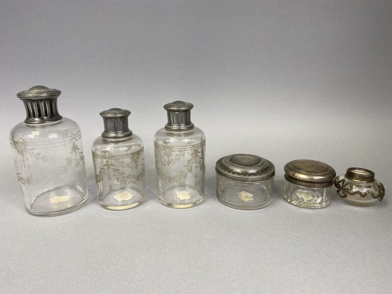 Partie de garniture de toilette en métal argenté comprenant trois flacons, quat…