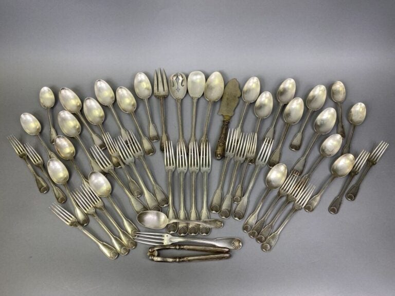 Partie de ménagère en argent à décor de filets et coquilles comprenant : - -12…