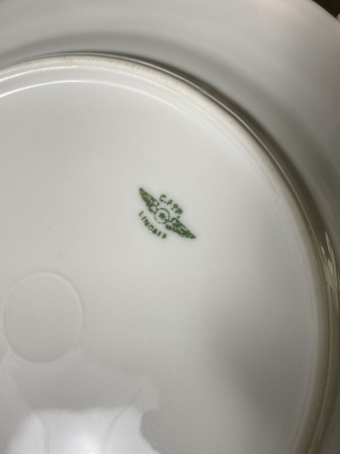 Partie de service de table en porcelaine blanche à décor de fleurettes comprena…