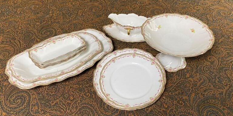 Partie de service de table en porcelaine blanche à décor de fleurettes comprena…