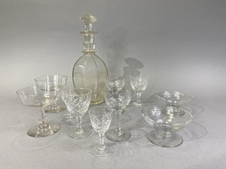 Parties de services de verres en cristal taillé - On joint un service à liqueur…