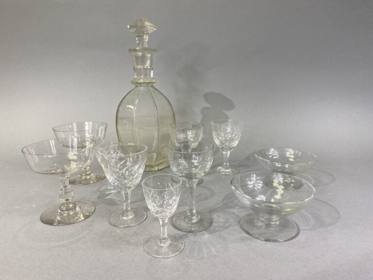 Parties de services de verres en cristal taillé - On joint un service à liqueur…