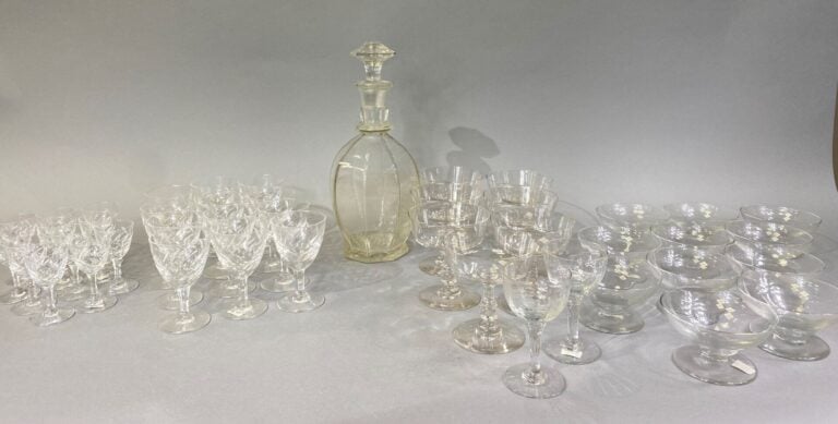 Parties de services de verres en cristal taillé - On joint un service à liqueur…