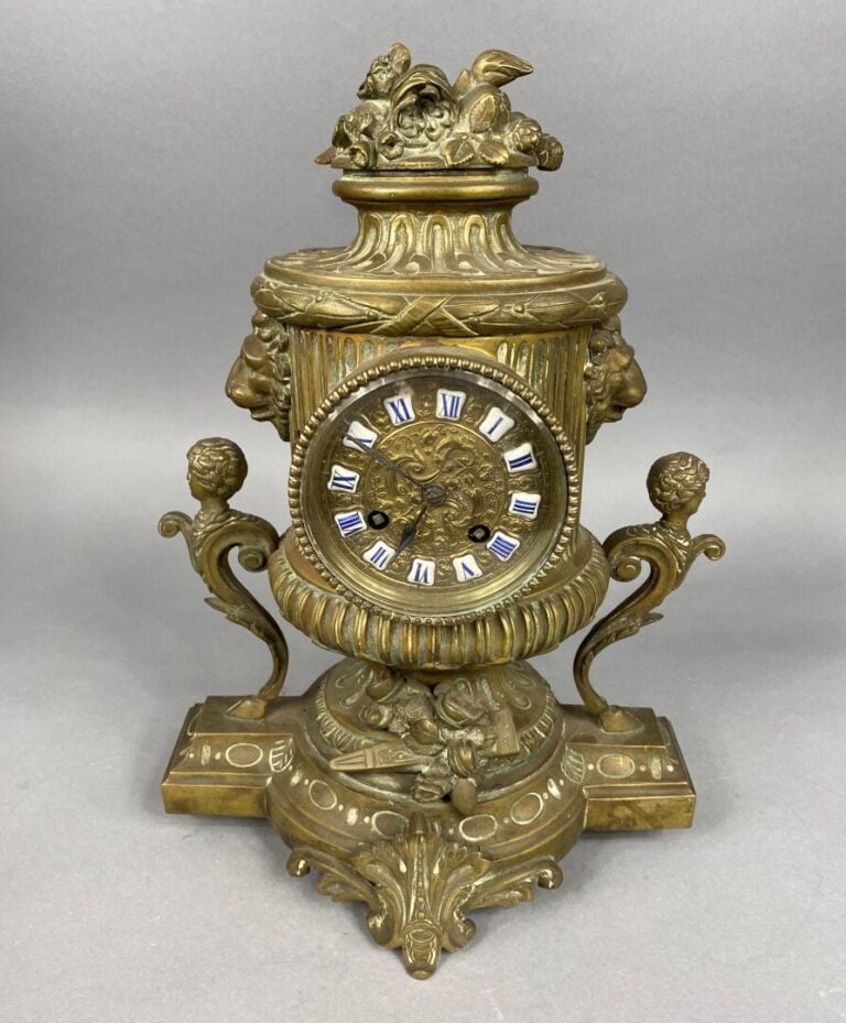 Pendule en bronze doré ciselé, le mouvement inscrit dans une borne en forme de…