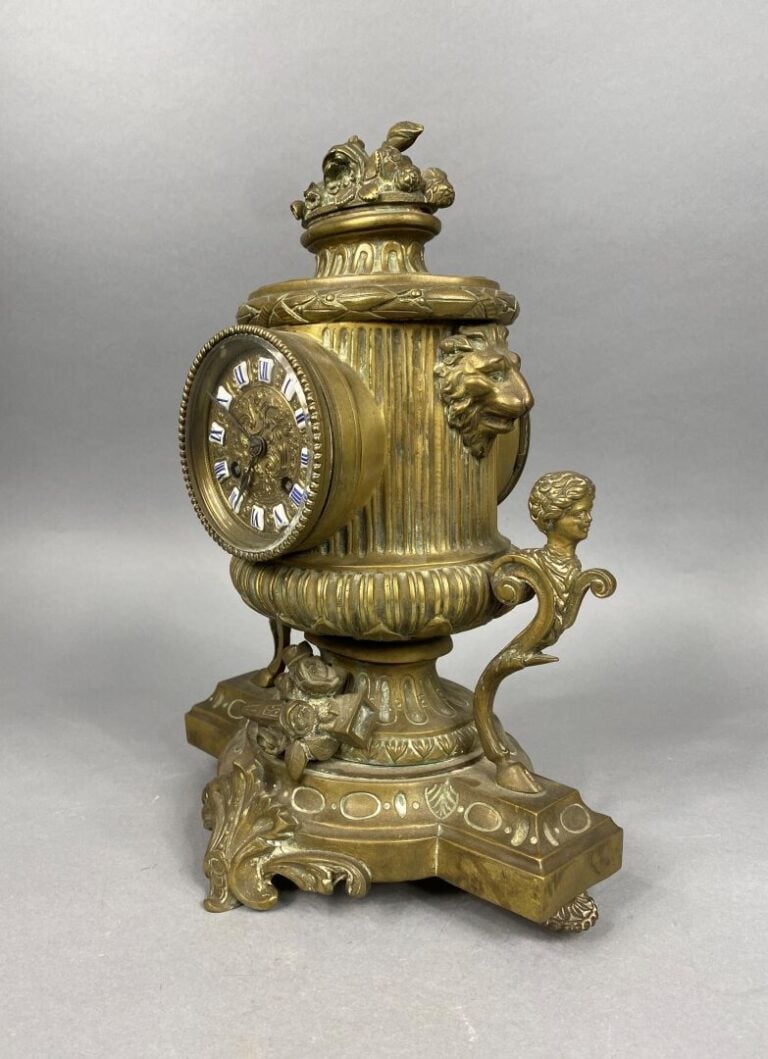 Pendule en bronze doré ciselé, le mouvement inscrit dans une borne en forme de…