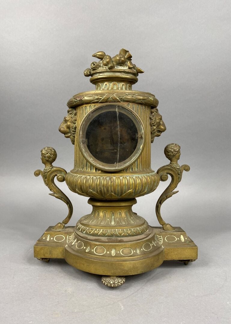 Pendule en bronze doré ciselé, le mouvement inscrit dans une borne en forme de…