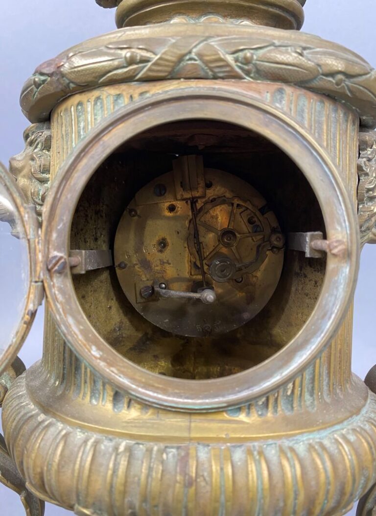 Pendule en bronze doré ciselé, le mouvement inscrit dans une borne en forme de…