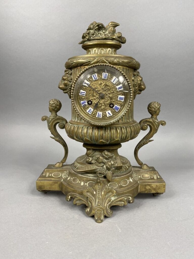 Pendule en bronze doré ciselé, le mouvement inscrit dans une borne en forme de…