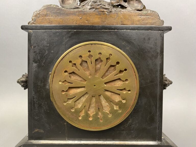 Pendule en marbre noir et marbre Brocatelle surmontée d'un sujet en régule pati…