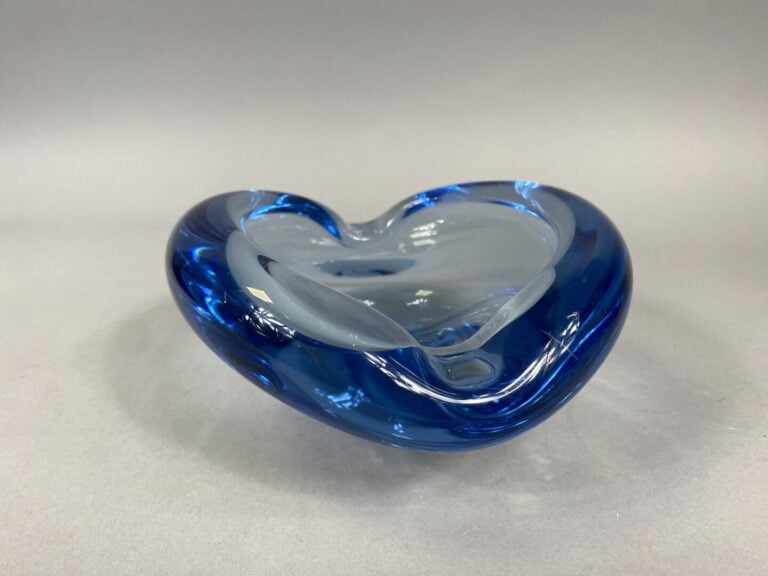 Per LUKTEN (1916-1998) pour HOLMEGAARD - Coupe cendrier ovale en verre bleu - S…
